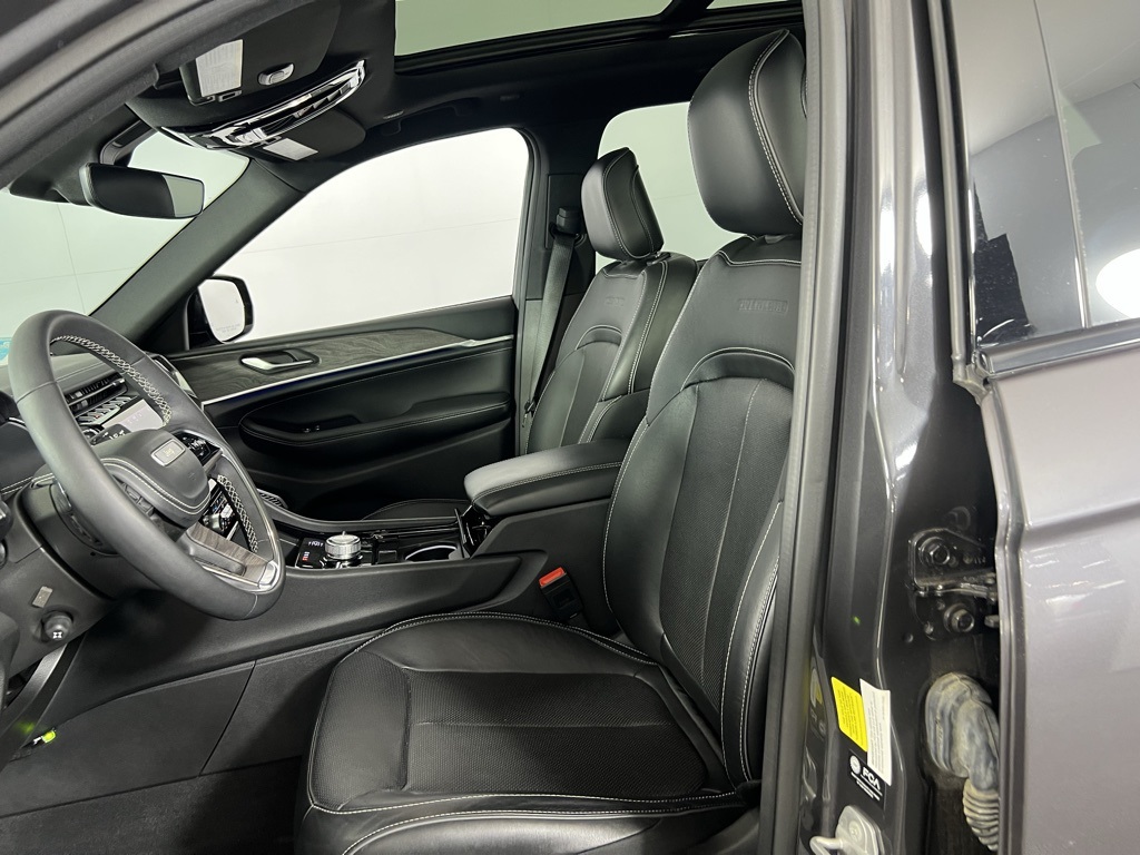 2023 Jeep Grand Cherokee Overland 4xe photo 16