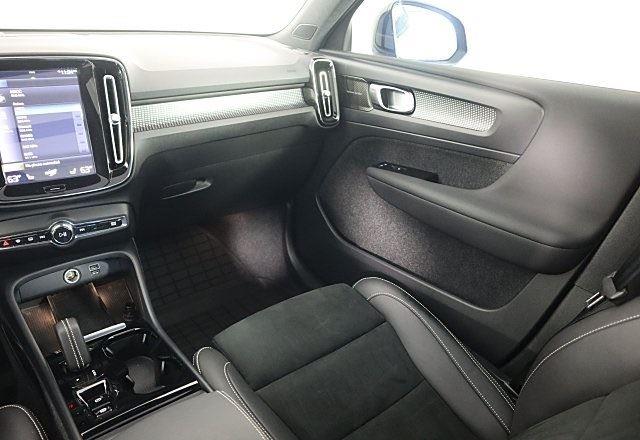 2022 Volvo XC40 R-Design photo 12