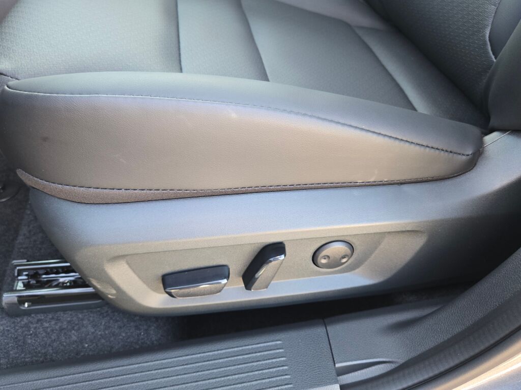 2026 Nissan Rogue SV photo 18