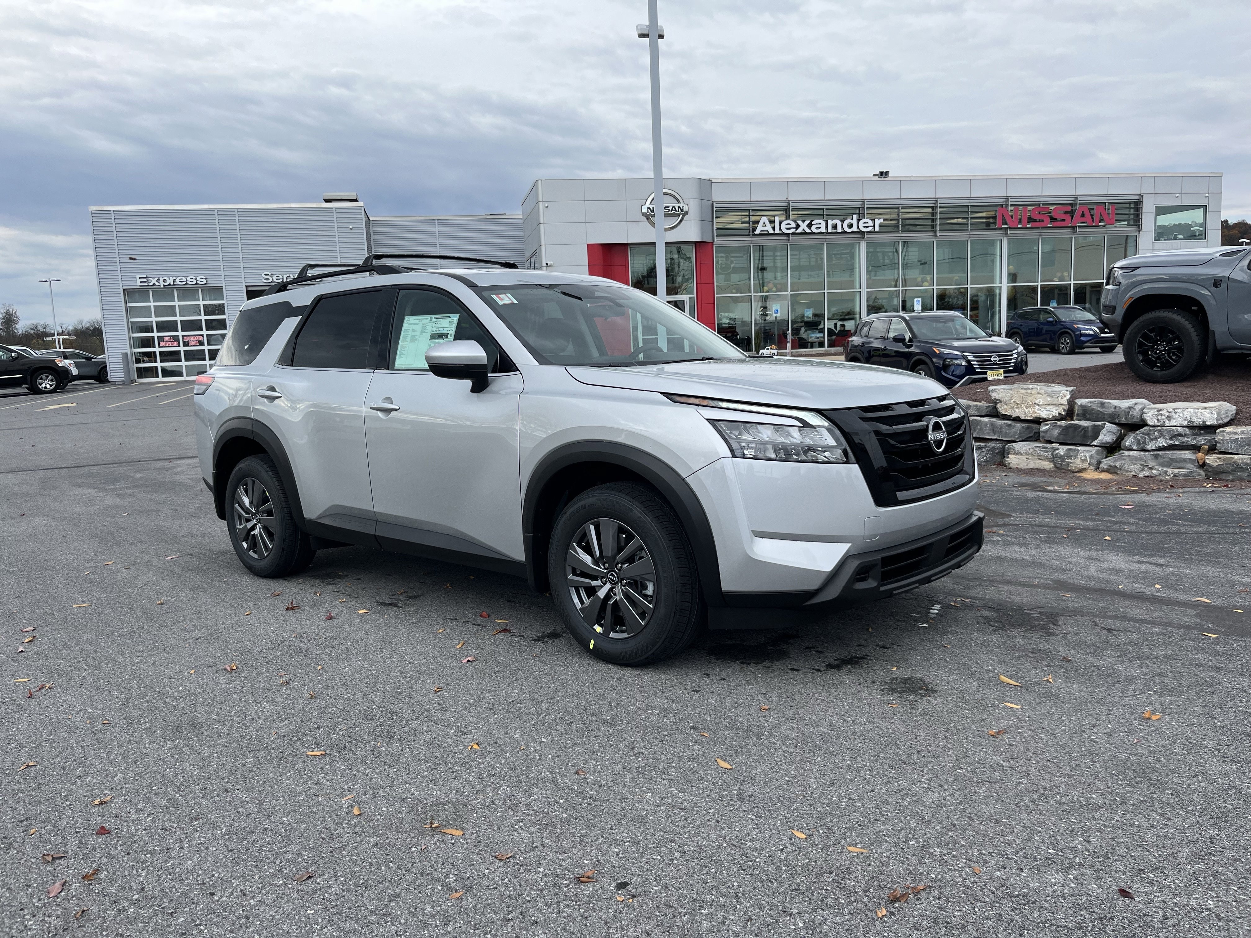 2025 Nissan Pathfinder SV's photo