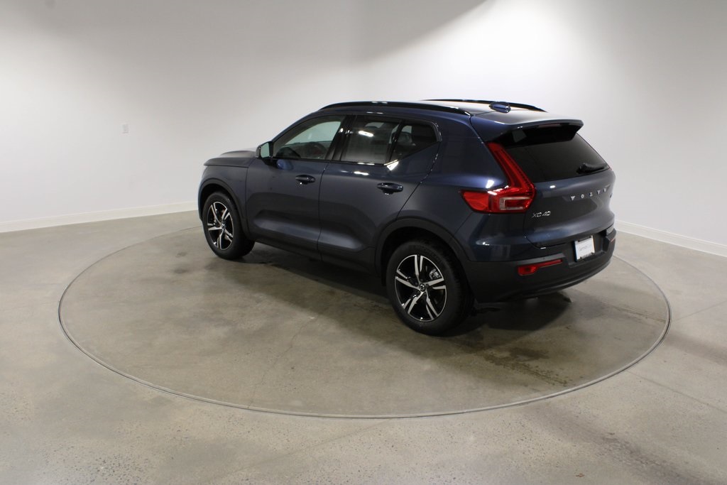 2026 Volvo XC40 Core photo 3