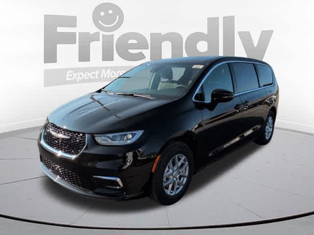 2026 Chrysler Pacifica Select's photo