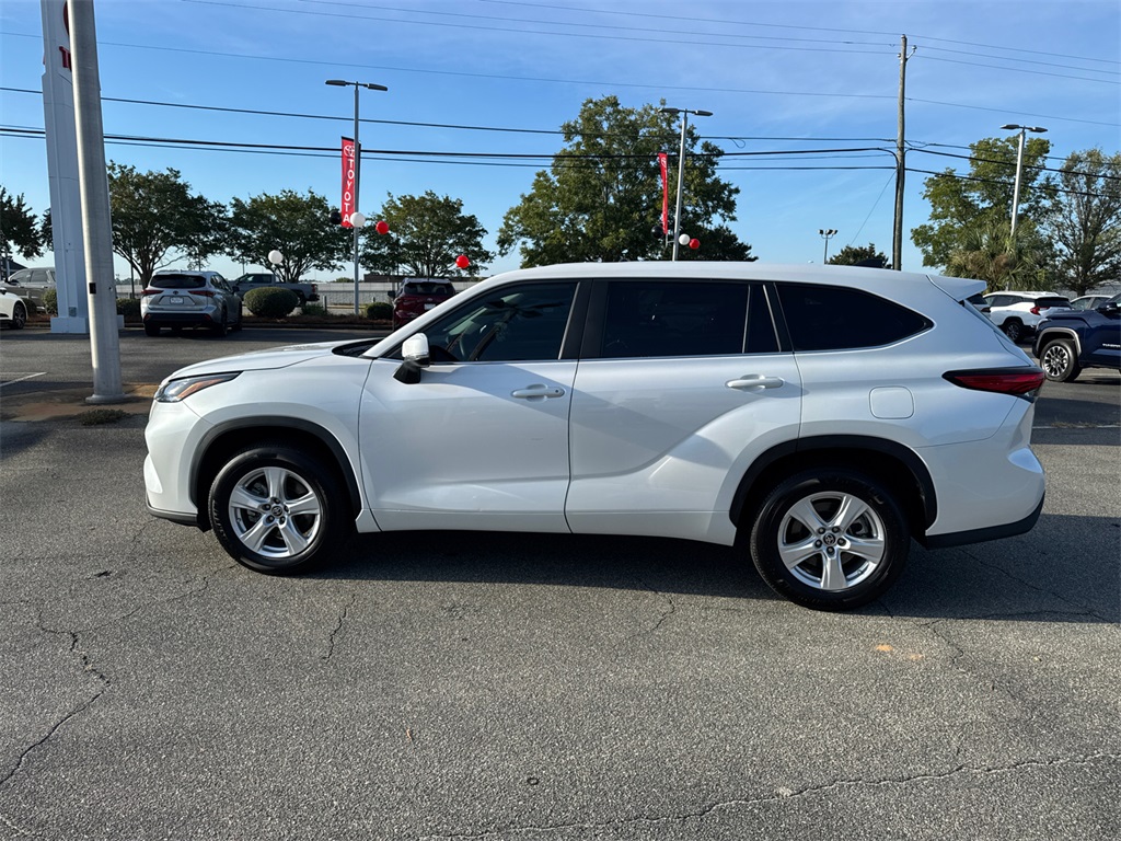 2023 Toyota Highlander L photo 5