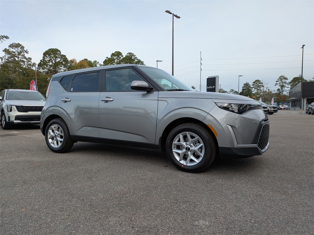 2025 Kia Soul LX's photo