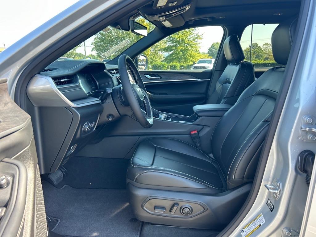 2025 Jeep Grand Cherokee Limited photo 4