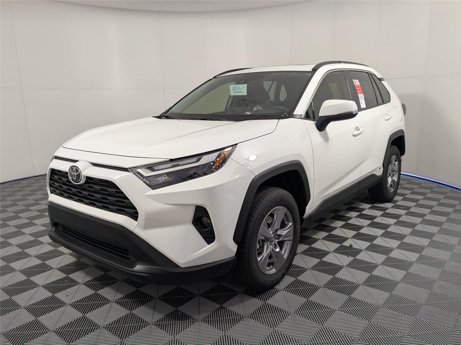 2025 Toyota RAV4 XLE's photo