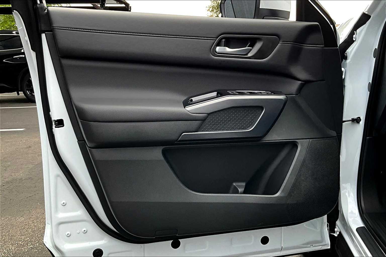 2025 Nissan Pathfinder SL photo 10