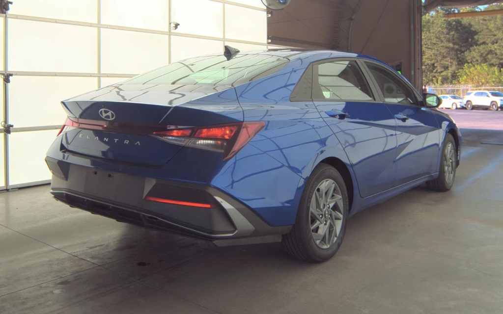 2024 Hyundai Elantra SEL photo 3