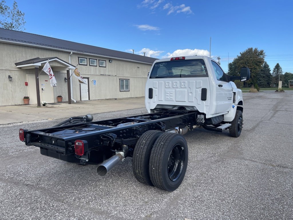 2024 Chevrolet Silverado 5500HD LT photo 3