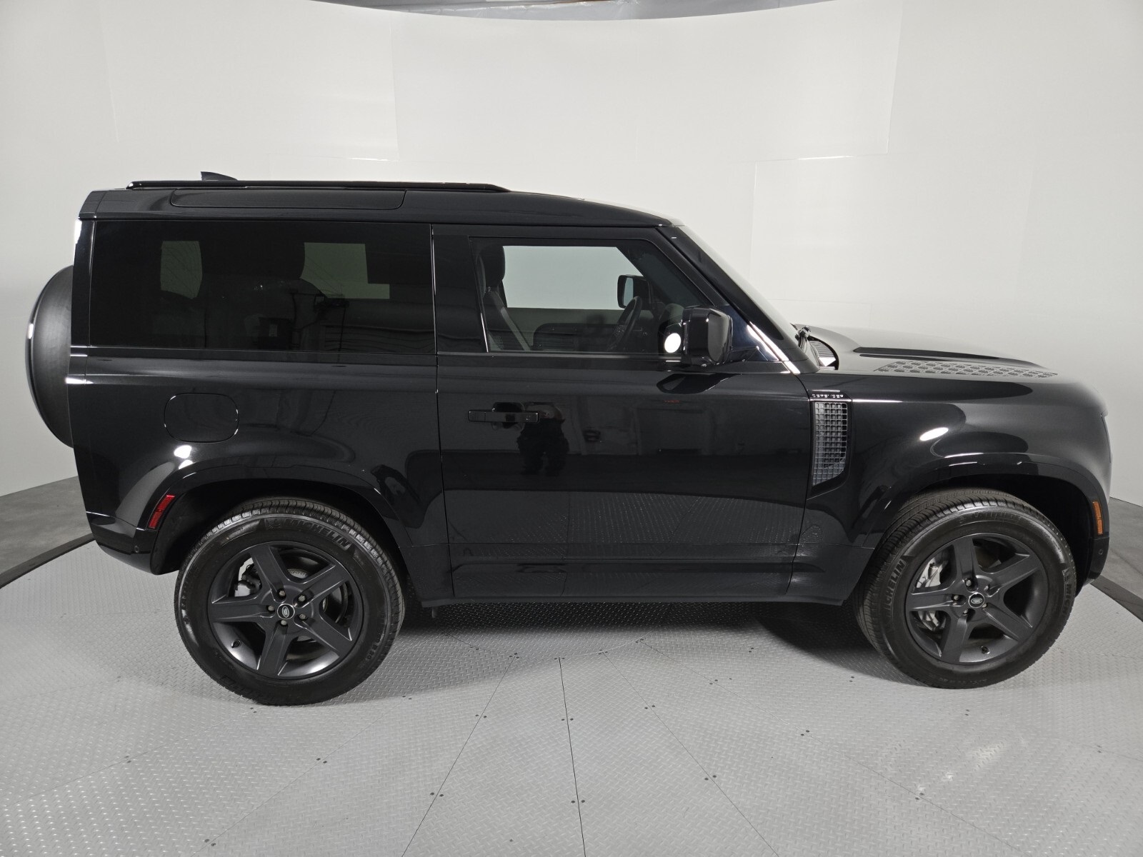 2023 Land Rover Defender 90 X-Dynamic SE photo 13