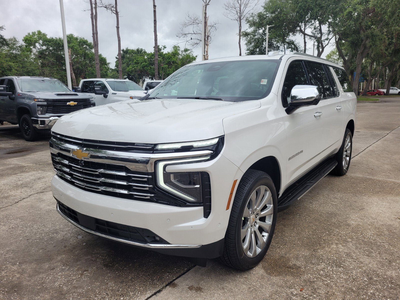 2025 Chevrolet Suburban Premier photo 3
