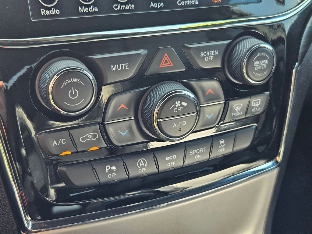 2019 Jeep Grand Cherokee Laredo Altitude photo 22
