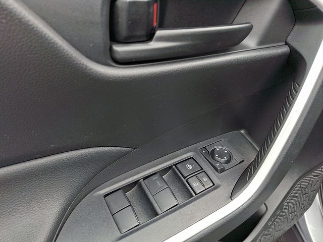 2022 Toyota RAV4 LE photo 13