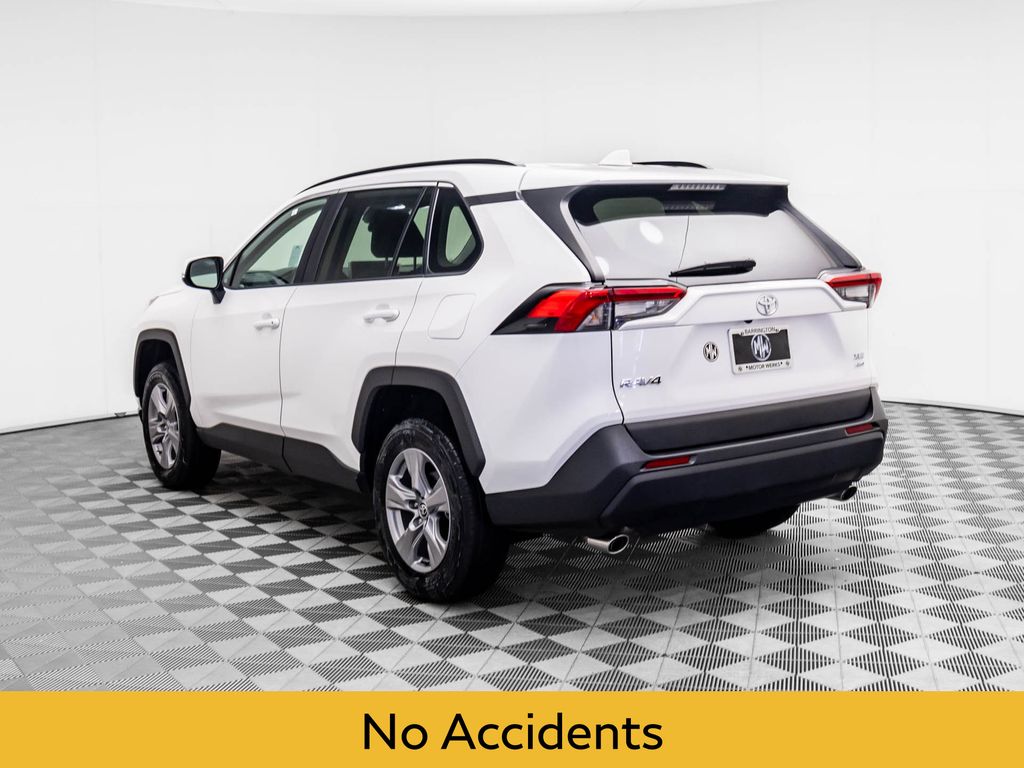 2024 Toyota RAV4 XLE photo 3