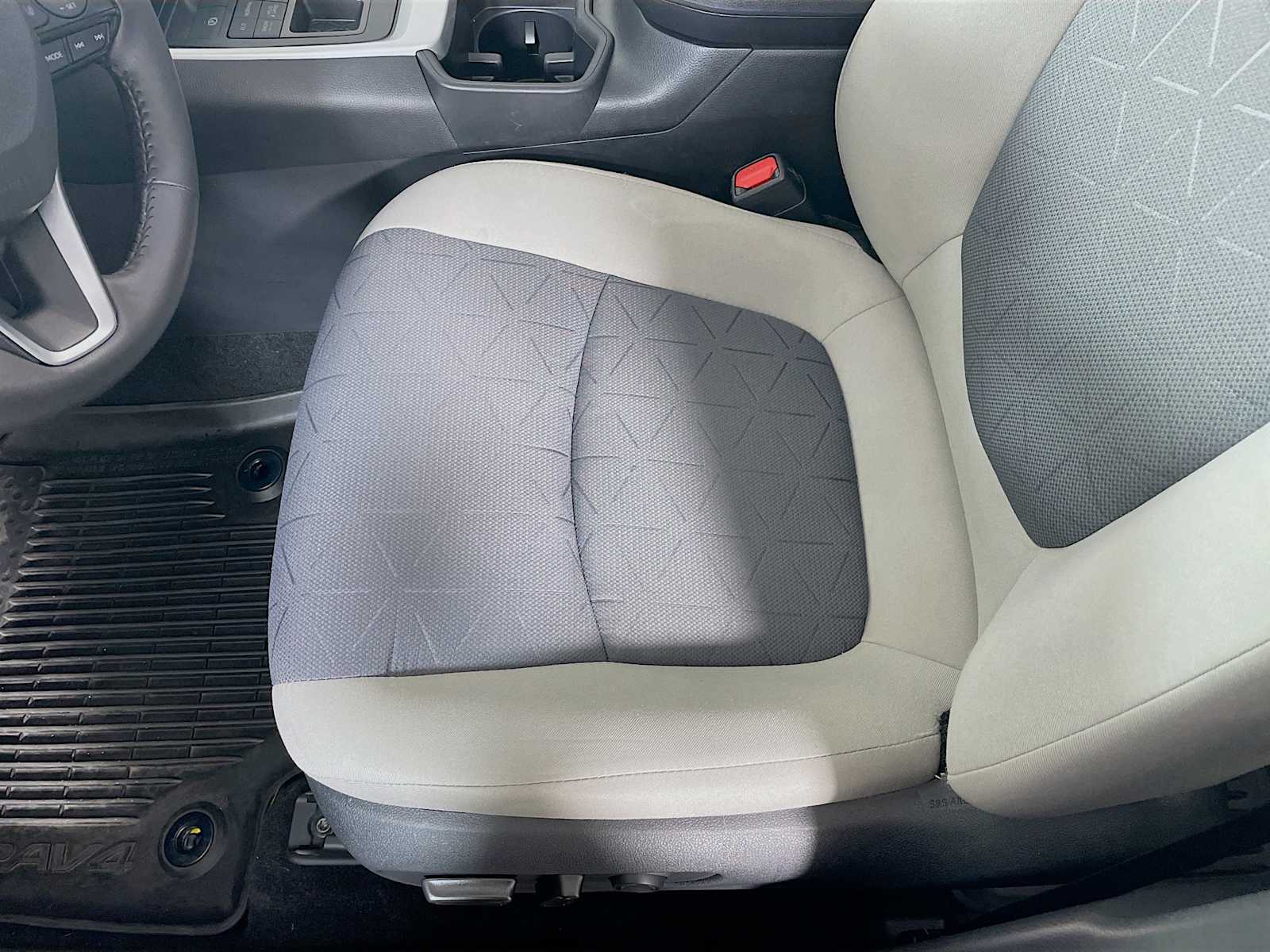 2024 Toyota RAV4 XLE photo 17