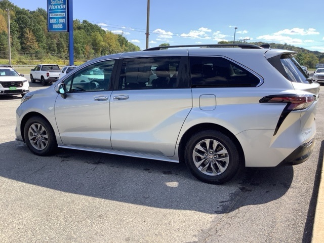 2024 Toyota Sienna XLE photo 3