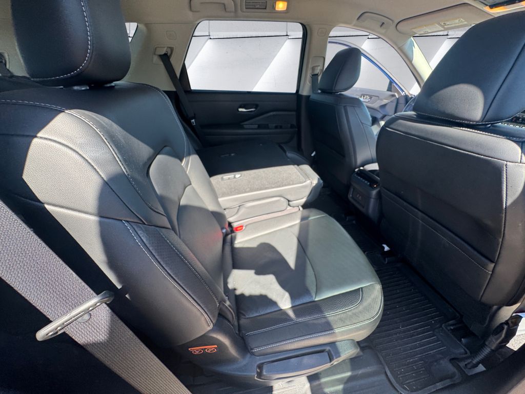 2023 Nissan Pathfinder SL photo 12