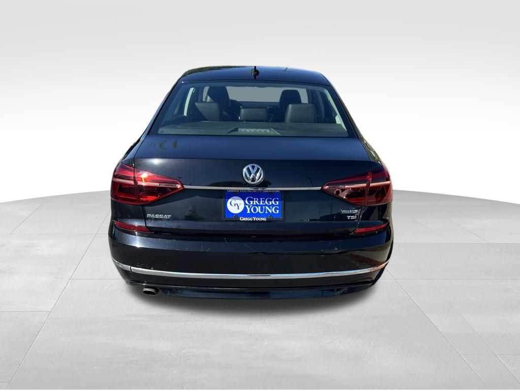 2017 Volkswagen Passat R-Line photo 3