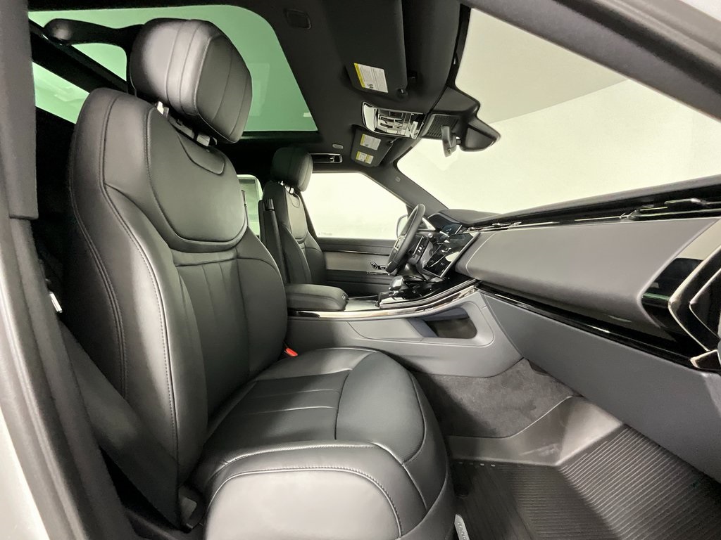 2025 Land Rover Range Rover Sport SE photo 3