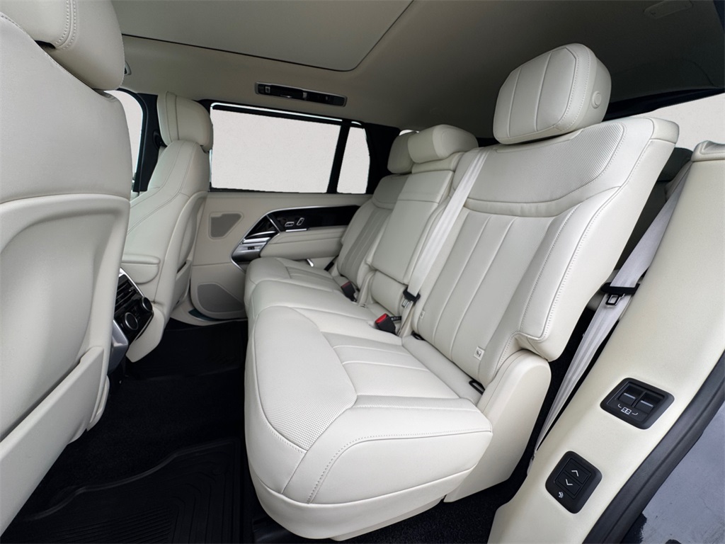 2025 Land Rover Range Rover SE photo 11