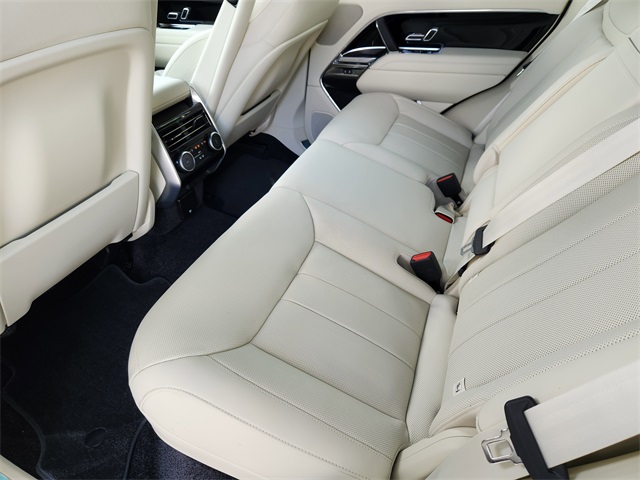 2025 Land Rover Range Rover SE photo 18