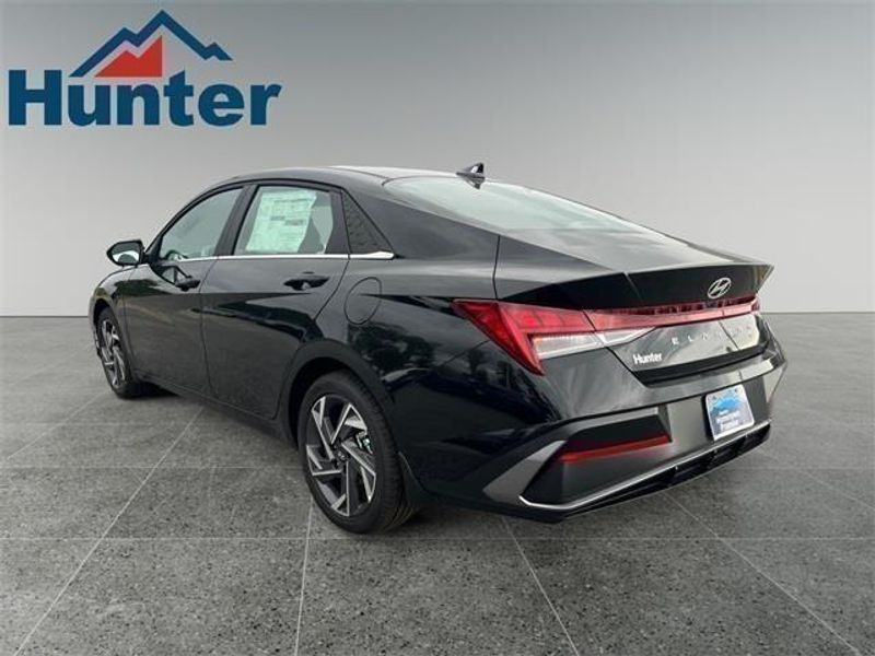 2024 Hyundai Elantra SEL Convenience photo 2