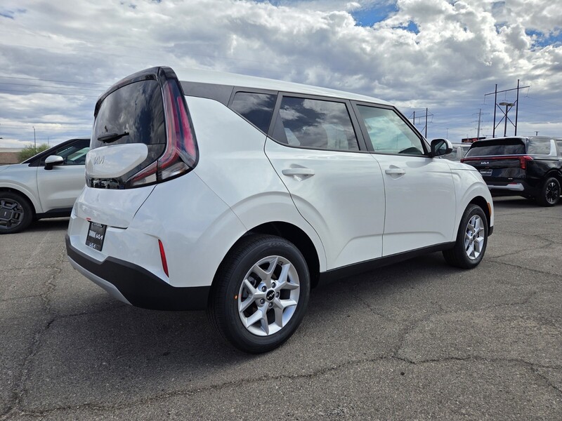 2025 Kia Soul LX photo 3