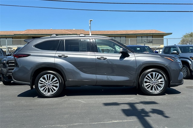 2024 Toyota Highlander Platinum photo 3