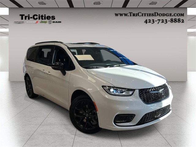 2026 Chrysler Pacifica Limited's photo