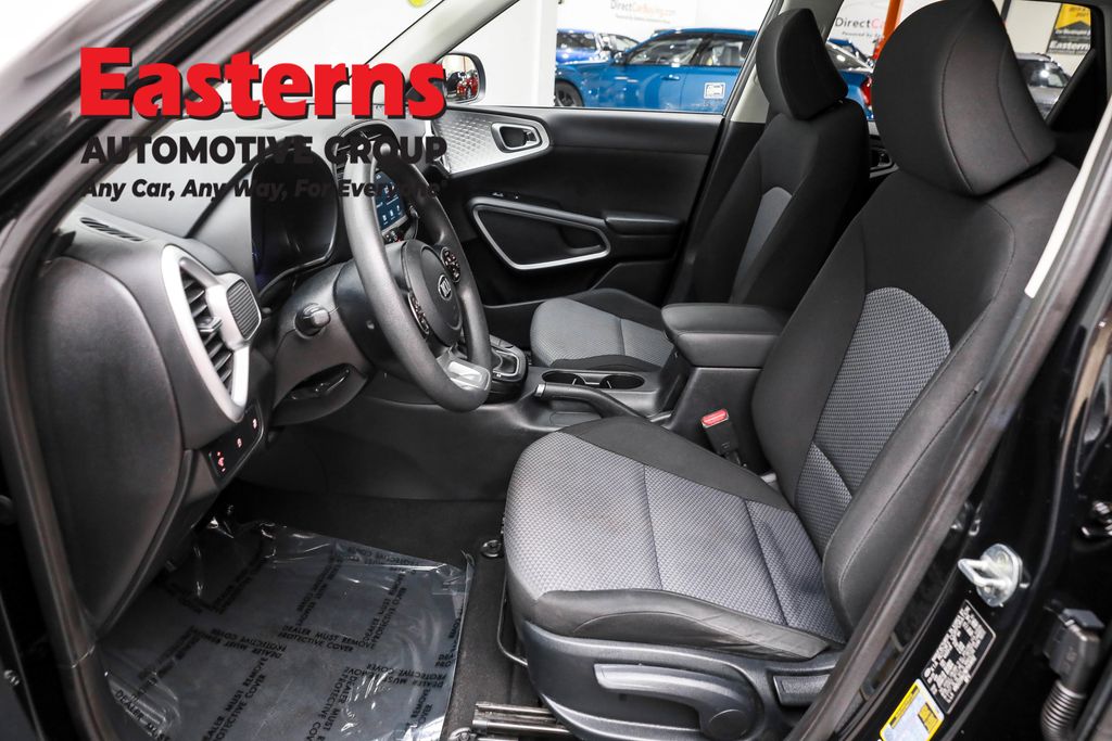 2021 Kia Soul LX photo 13