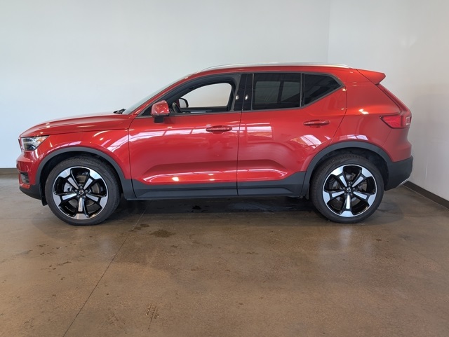 2020 Volvo XC40 Momentum photo 3