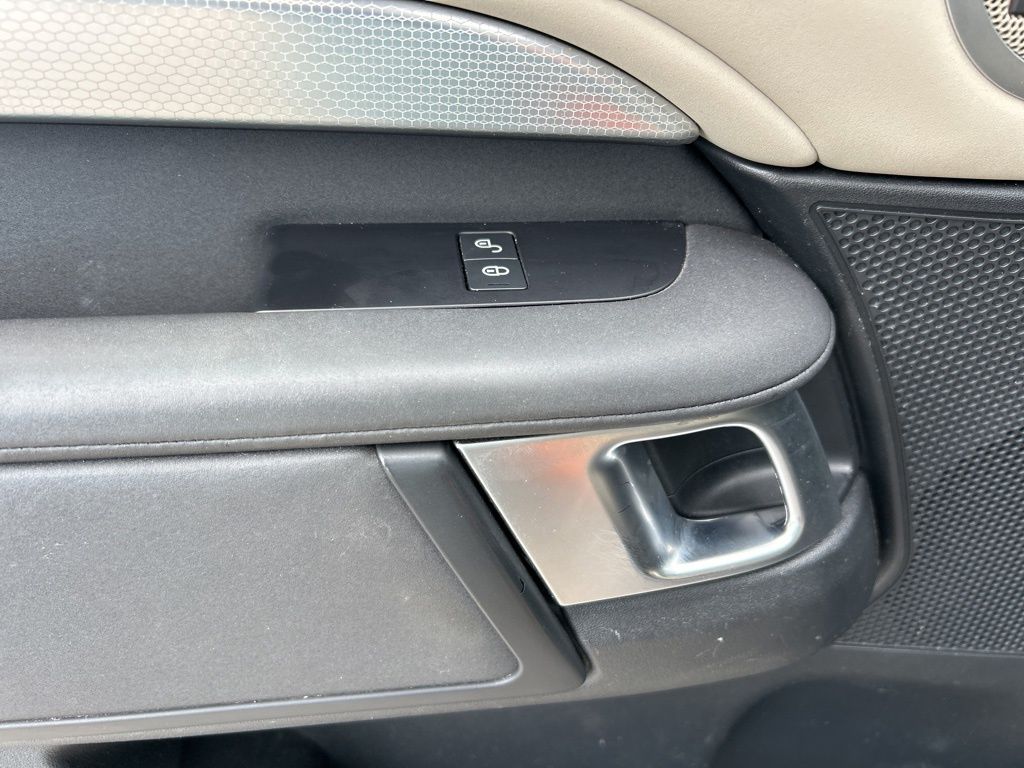 2020 Land Rover Discovery Landmark photo 13