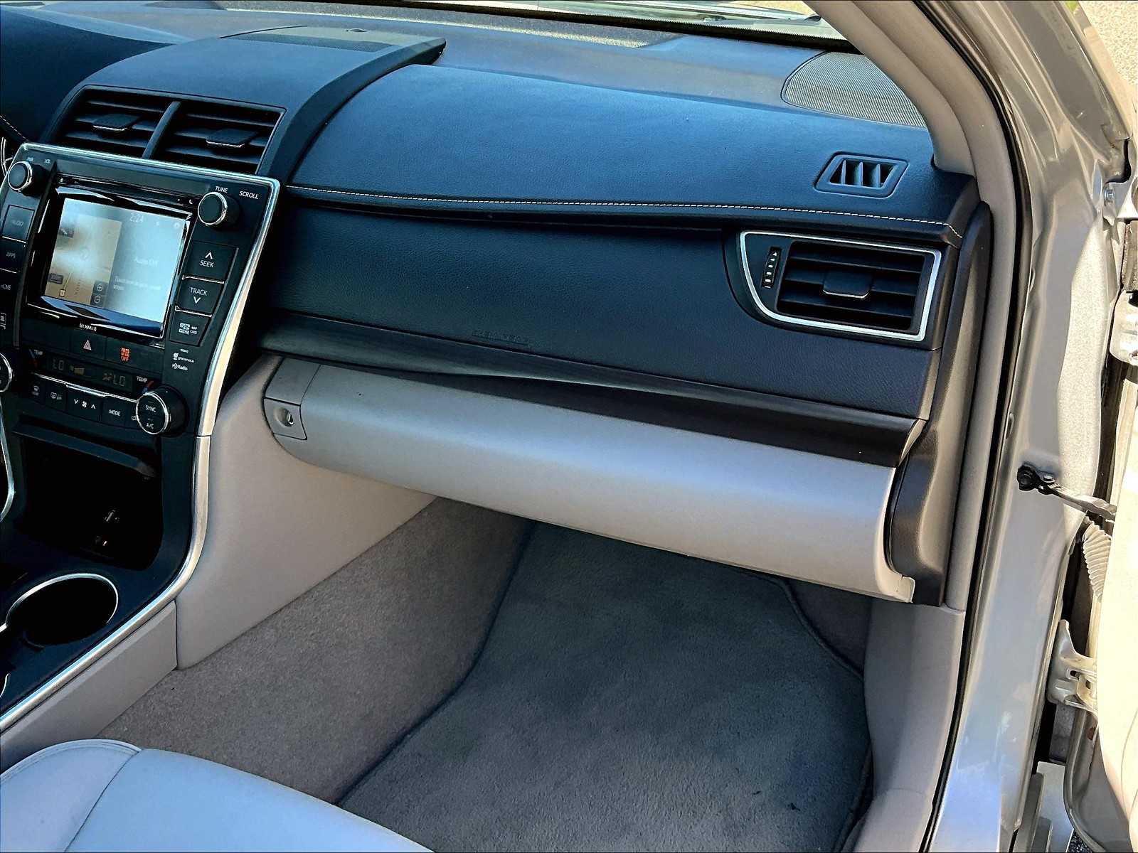 2016 Toyota Camry XLE photo 13