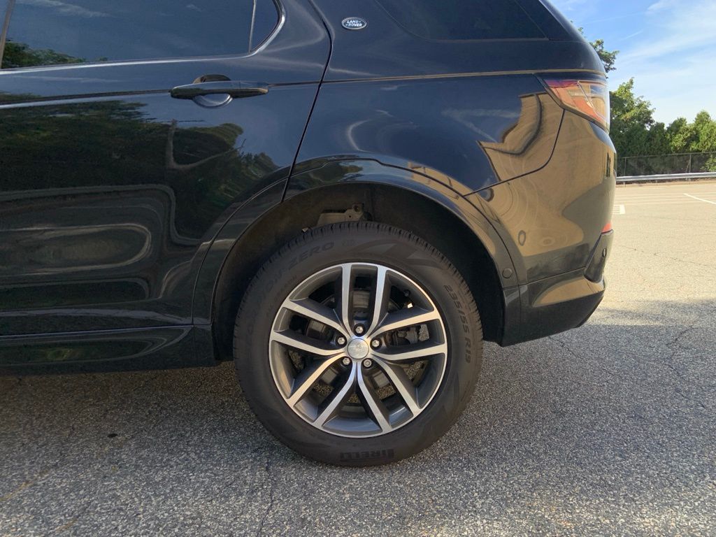 2025 Land Rover Discovery Sport S photo 10