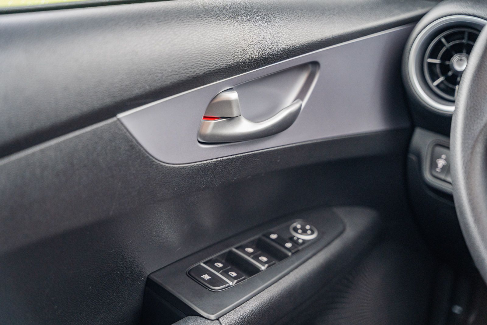 2024 Kia Forte LXS photo 23