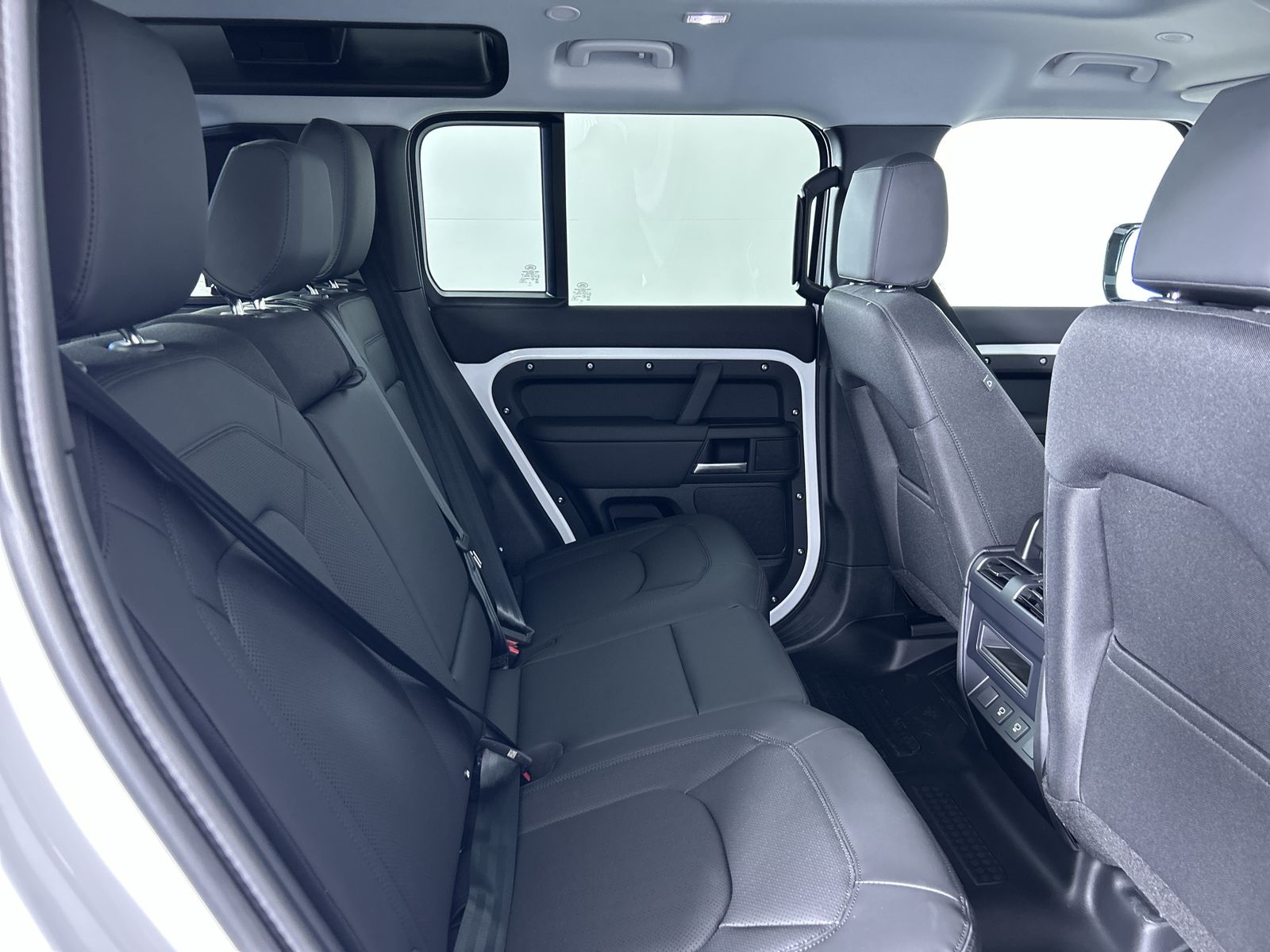 2025 Land Rover Defender 110 S photo 28
