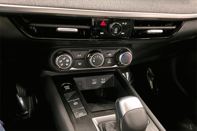 2025 Nissan Kicks SV photo 23