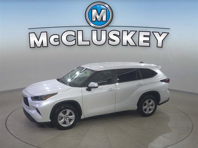 2024 Toyota Highlander LE's photo