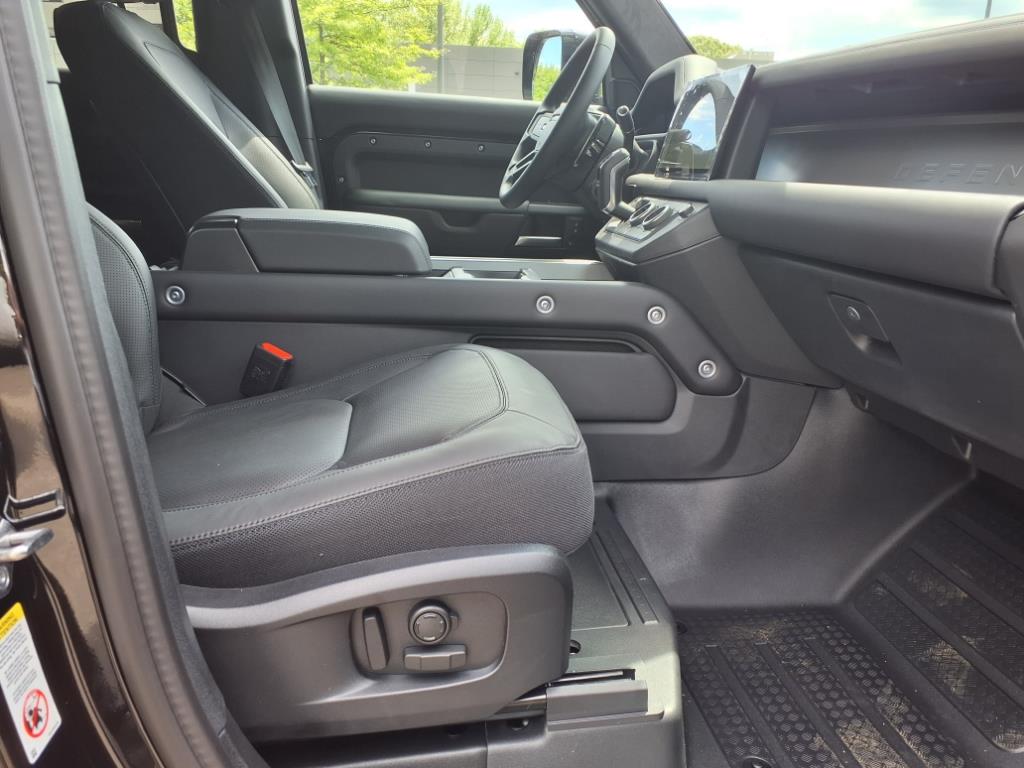 2025 Land Rover Defender 110 V8 photo 3