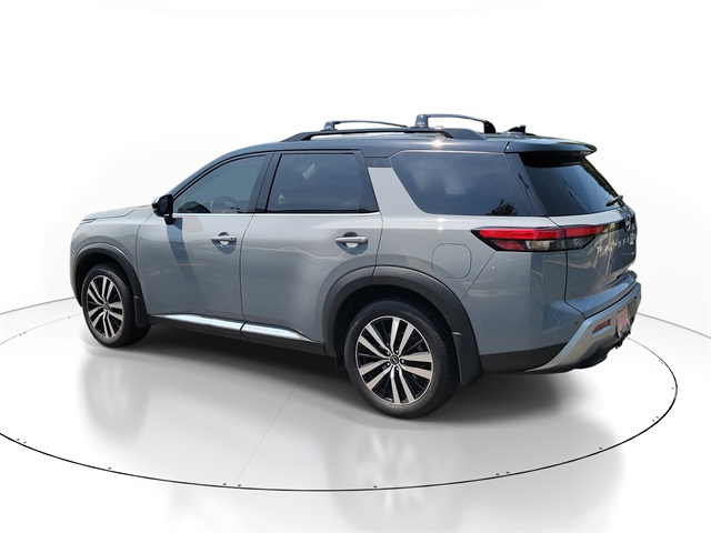 2023 Nissan Pathfinder Platinum photo 2