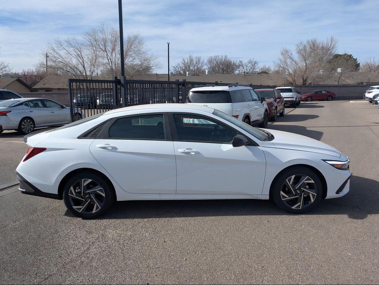 2025 Hyundai Elantra SEL Sport photo 4