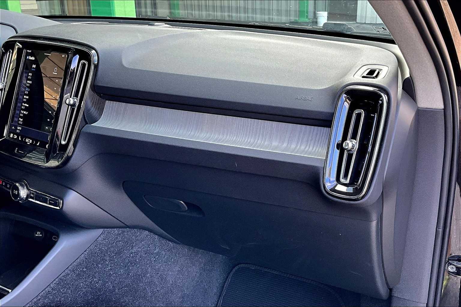 2025 Volvo XC40 Plus photo 18