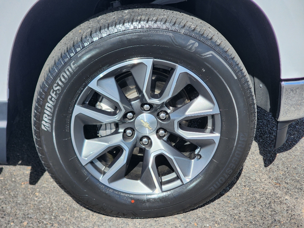 2023 Chevrolet Silverado 1500 LT photo 2