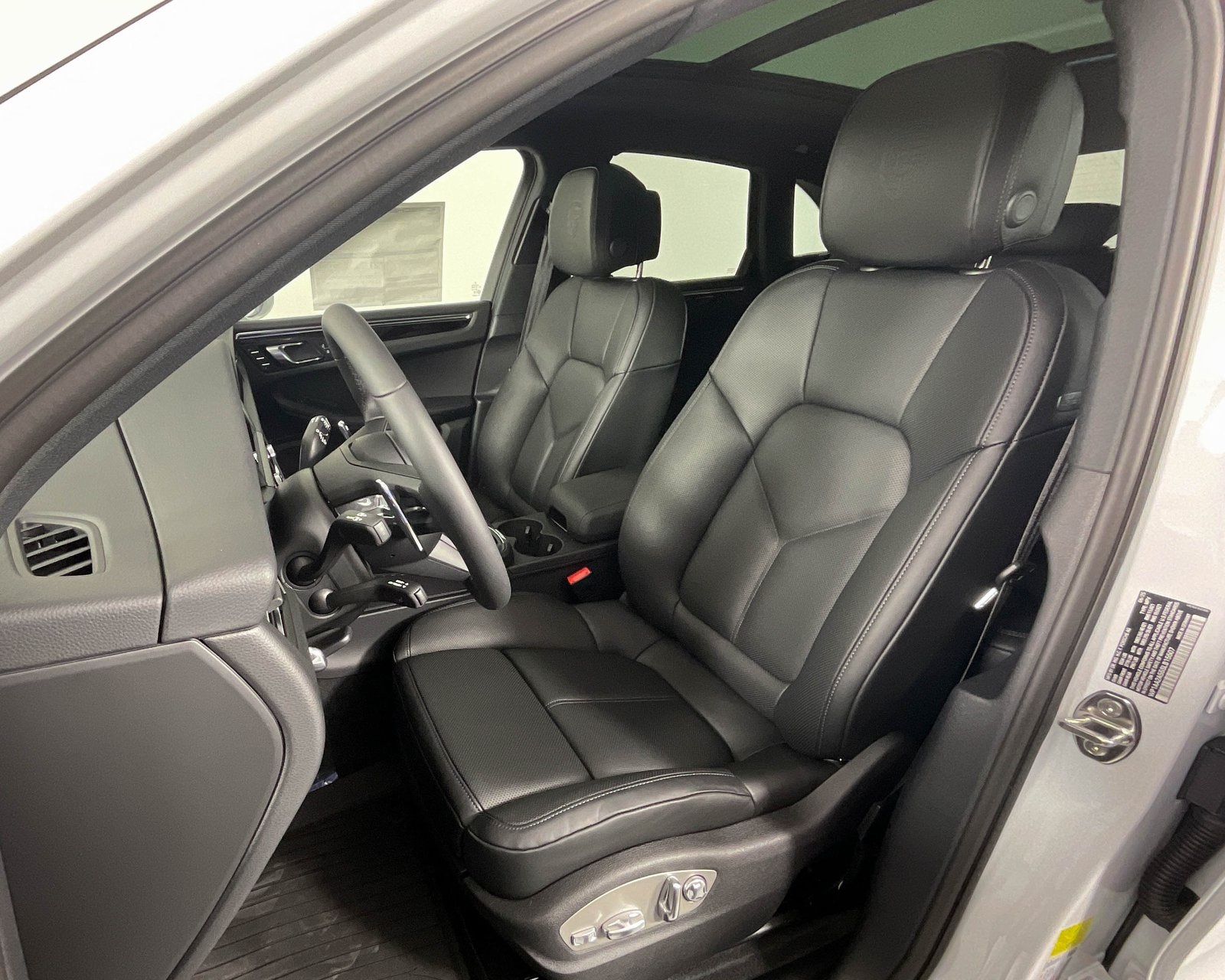 2025 Porsche Macan T photo 5
