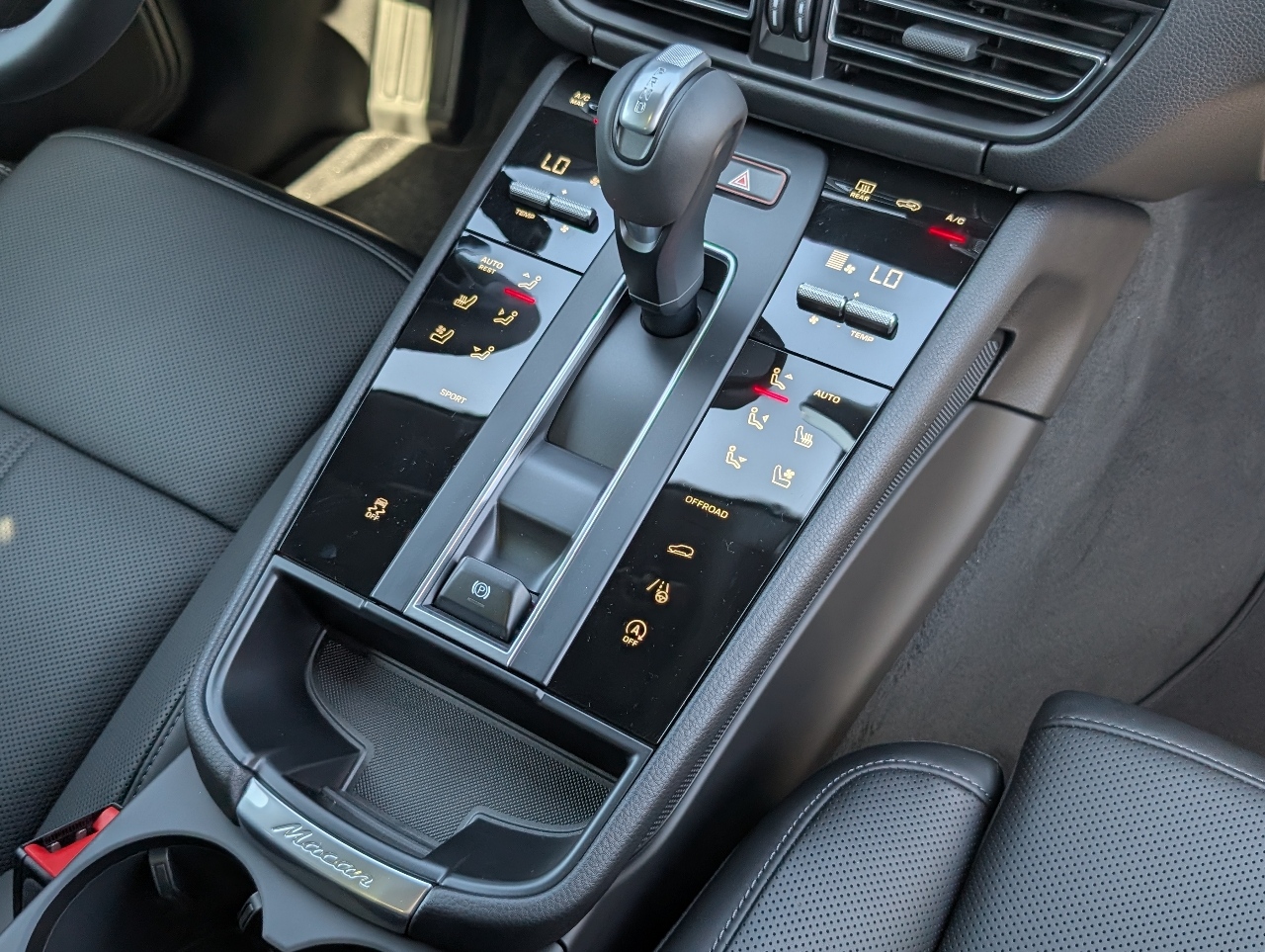 2026 Porsche Macan T photo 15