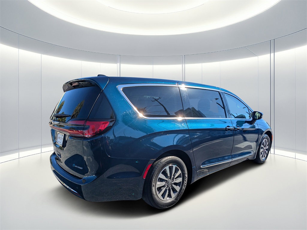 2023 Chrysler Pacifica Hybrid Limited photo 3