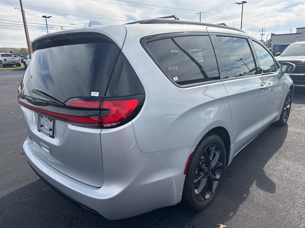 2022 Chrysler Pacifica Touring L photo 3