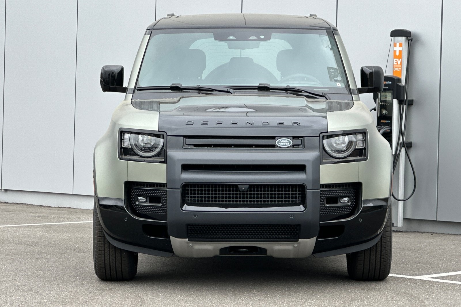 2025 Land Rover Defender 110 X photo 8