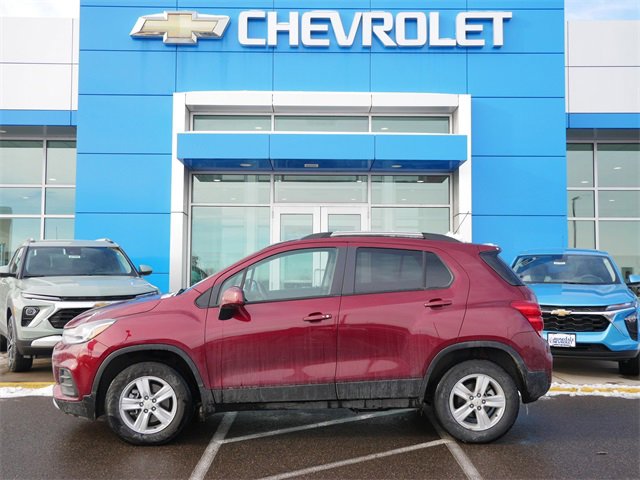 Used 2022 Chevrolet Trax LT with VIN KL7CJPSM6NB565154 for sale in Roseville, Minnesota