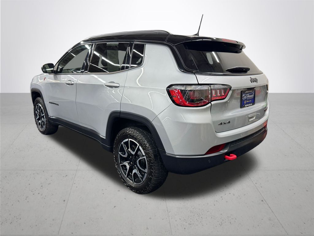 2024 Jeep Compass Trailhawk photo 2